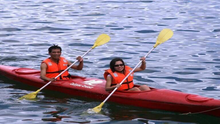Chèo thuyền Kayak là một bộ môn được rất nhiều du khách yêu thích 