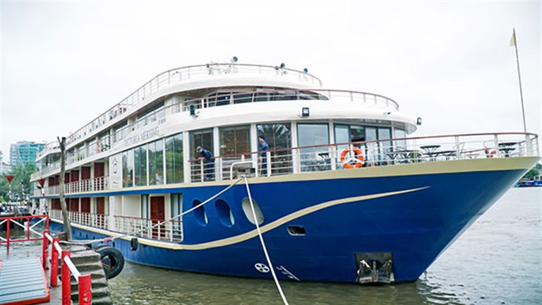Cận cảnh du thuyền Victoria Mekong cao 4 tầng và có tone màu chủ đạo là xanh và trắng.