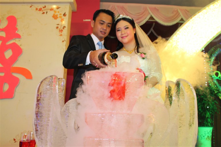 Tiệc cưới được tổ chức tại du thuyền Ninh Kiều với quy mô hoành tráng. 