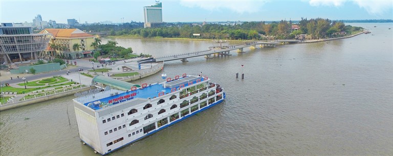 Du thuyền được sơn màu trắng chủ đạo nổi bật giữa dòng sông hậu như một căn biệt thự.