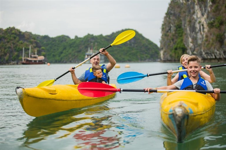 Du khách tham gia hoạt động trèo thuyền kayak để khám phá các hang đá của vịnh Lan Hạ. 