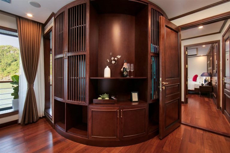 Phòng sở hữu tủ gỗ lớn vừa giúp du khách để đồ thoải mái vừa làm căn phòng trở nên sang trọng, đẳng cấp hơn. 