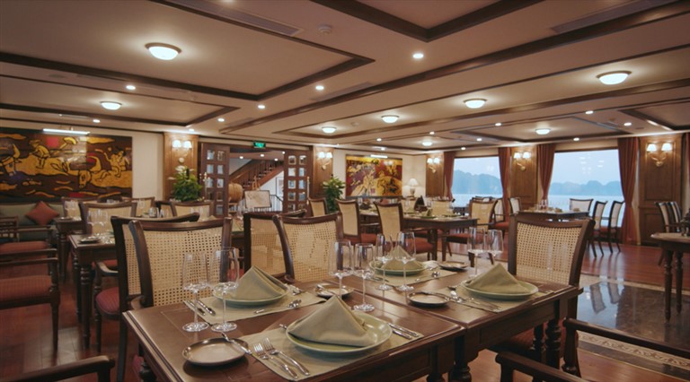 Không gian nhà hàng sang trọng, ấm cúng tại du thuyền Heritage Bình Chuẩn.