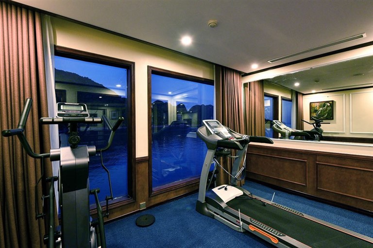 Phòng tập gym thoáng rộng được trang bị đa dạng các máy móc thiết bị cho du khách tập luyện. 
