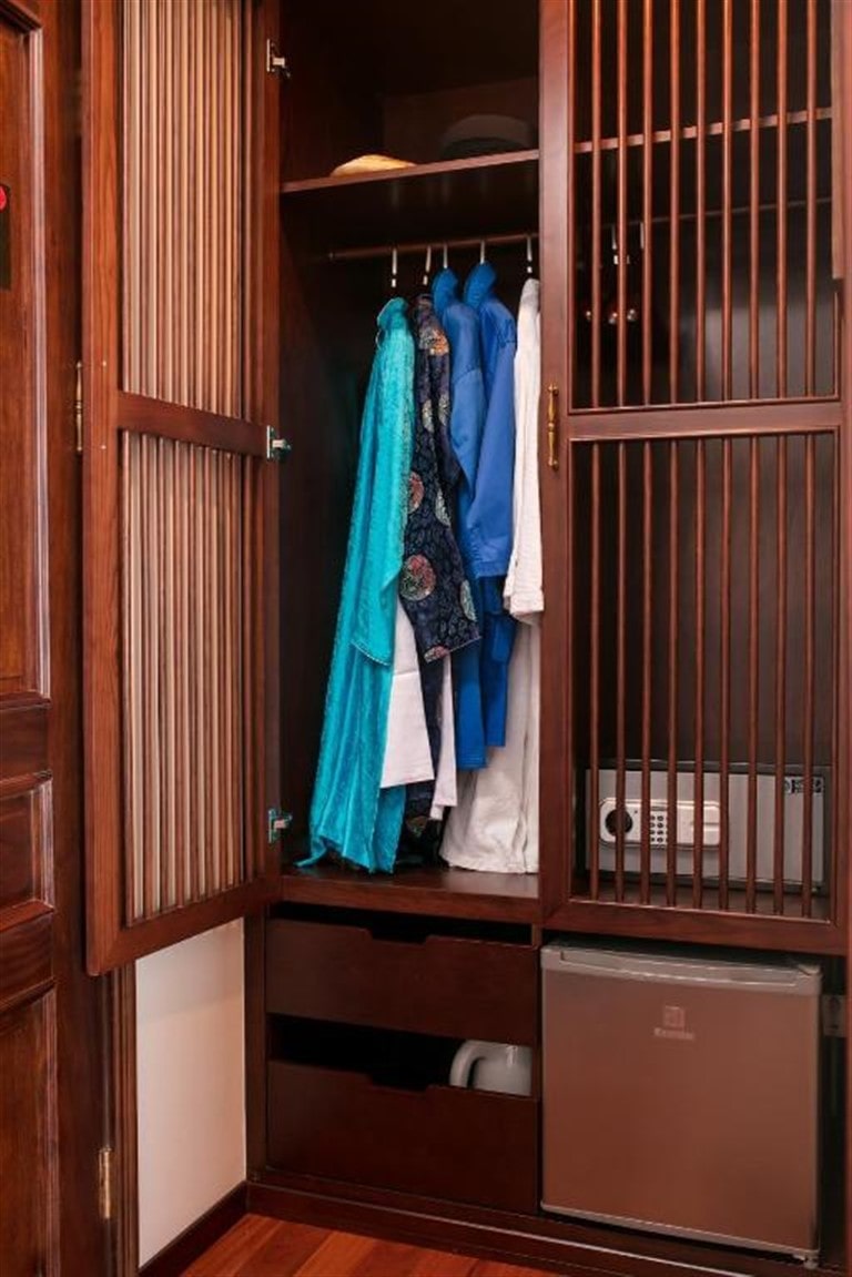 Tủ quần có đầy đủ ngăn đứng, ngăn kéo cho du khách thoải mái để đồ.