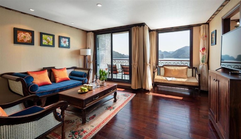 Phòng Suite được đặt một bộ sofa gần cửa sổ để du khách thưởng ngoạn cảnh đẹp thiên nhiên. 