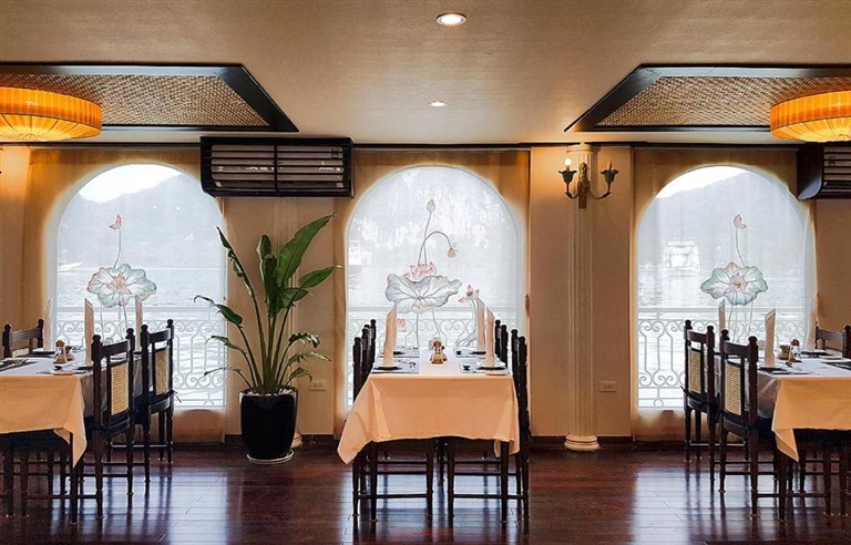 Không gian nhà hàng sang trọng được thiết kế theo phong cách cổ điển. 