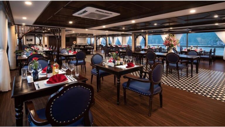 Nhà hàng ngay trên thuyền được thiết kế sang trọng
