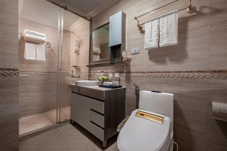 Khu vực phòng tắm được thiết kế hiện đại với đầy đủ trang thiết bị tiện nghi. 