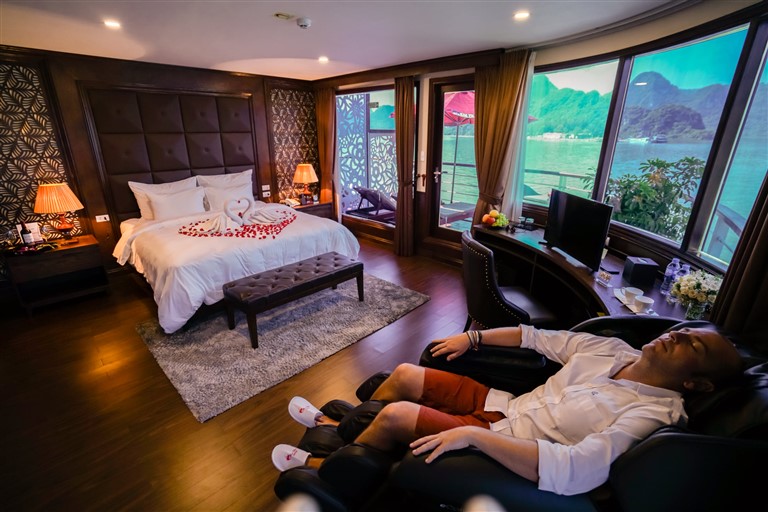 Căn phòng được trang trí với phong cách lãng mạn, là không gian lý tưởng cho các cặp đôi