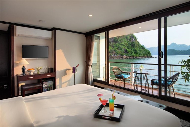 Toàn cảnh căn phòng Ocean Suite có diện tích lớn là không gian lý tưởng cho du khách khi tới du thuyền Mon Cheri.