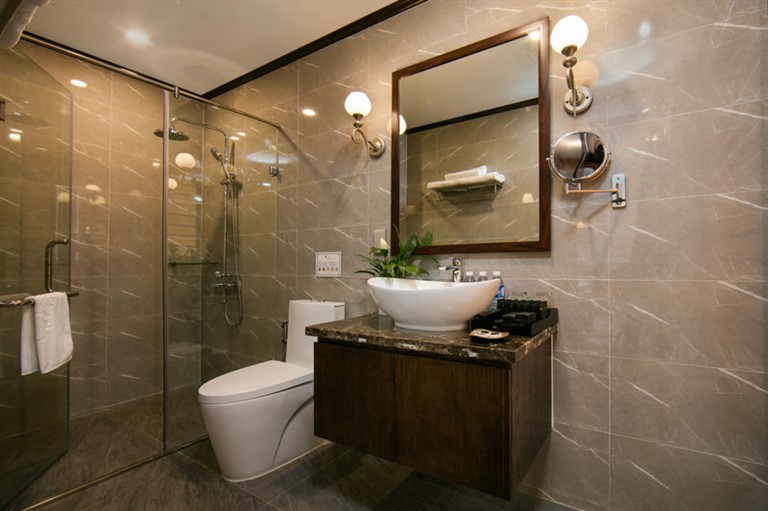 Phòng tắm được trang bị đầy đủ trang thiết bị và đồ vệ sinh cá nhân cần thiết nhất. 