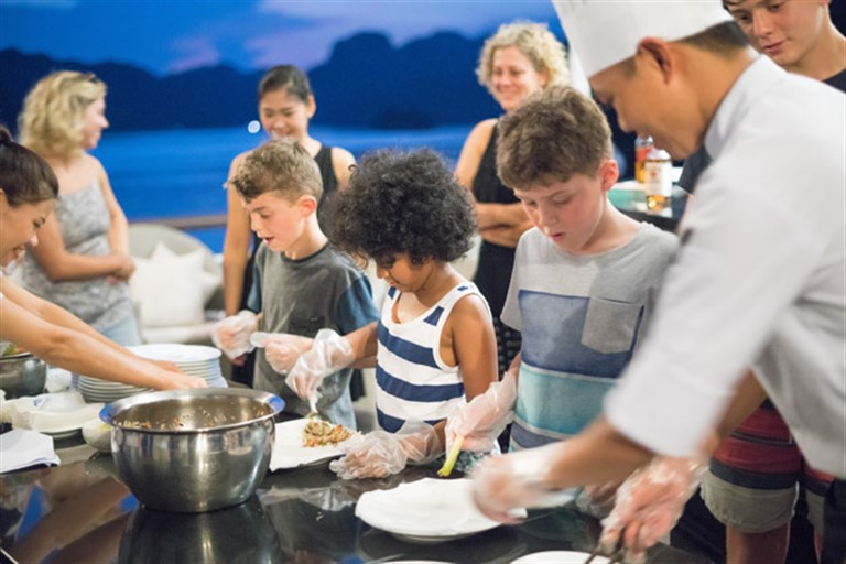 Lớp học nấu ăn được diễn ra vào 18h của ngày tham quan thứ nhất cùng du thuyền Paradise Elegance. 