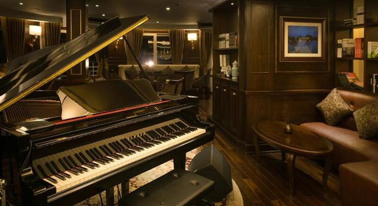 Le Piano Bar là không gian thư giãn lý tưởng của du khách tại du thuyền Paradise Elegance . 