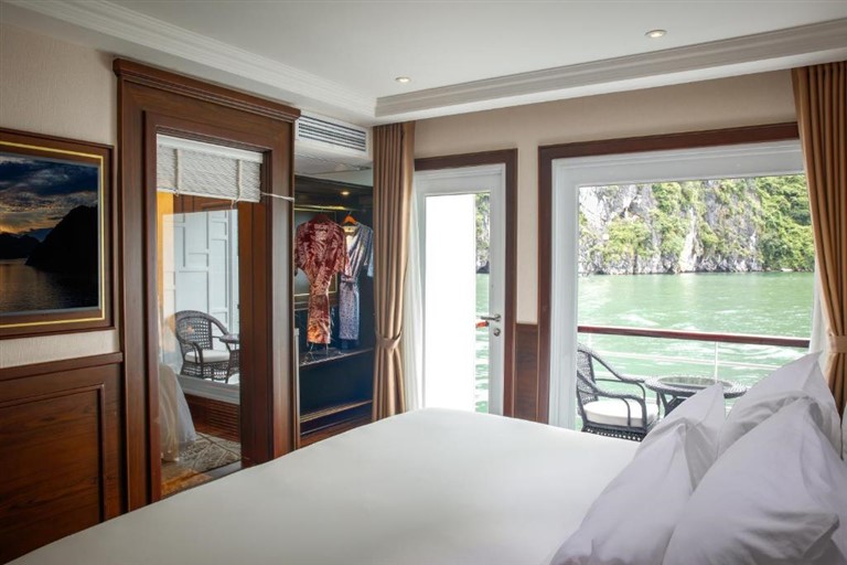 Một mặt của phòng Excutive Suite được thay bằng cửa kính để du khách ngắm nhìn cảnh đẹp thiên nhiên ngay trong phòng. 
