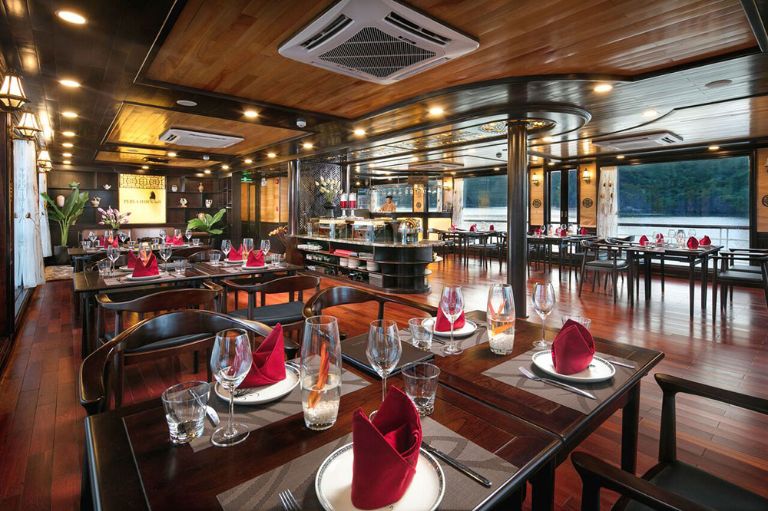 Nhà hàng sang trọng đem đến một không gian ấn tượng giúp du khách thoải mái ăn uống