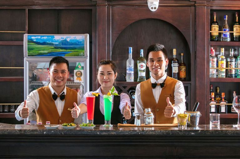 Quầy bar sở hữu đội ngũ nhân viên tay nghề cao giúp đem đến những món đồ uống hấp dẫn