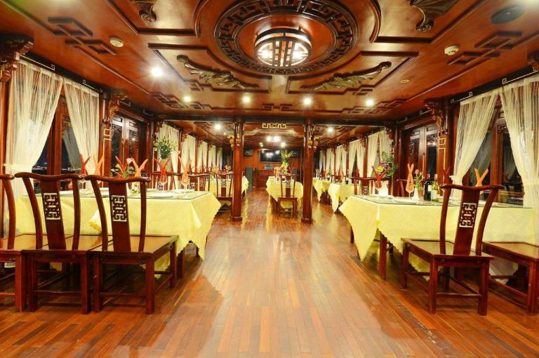 Nhà hàng của du thuyền Royal Palace sở hữu không gian thoáng mát và thực đơn ẩm thực đa dạng sẽ khiến các tín đồ ẩm thực mê mẩn