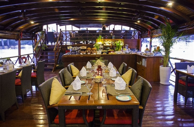 Không gian nhà hàng ấm áp, sang trọng với hàng trăm món ăn địa phương thơm ngon, bổ dưỡng. 