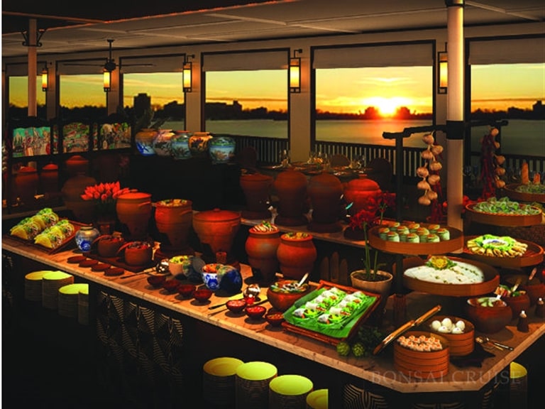 Các món ăn đậm chất Đông Dương được phục vụ tại quầy buffet của nhà hàng.