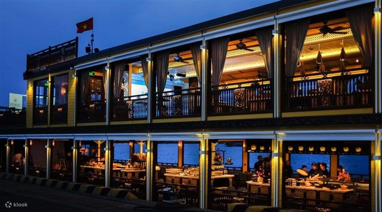 Nhà hàng sang trọng được thiết kế thoáng đãng nằm tại 2 tầng dưới của du thuyền. 
