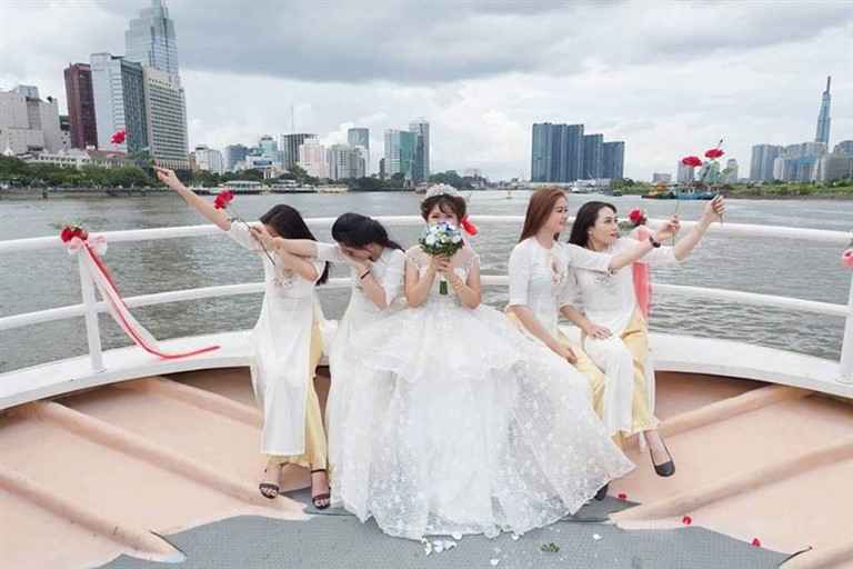 Du thuyền Sài Gòn King Yacht là nơi lý tưởng để có một tiệc cưới sang trọng, lãng mạn và đáng nhớ. 