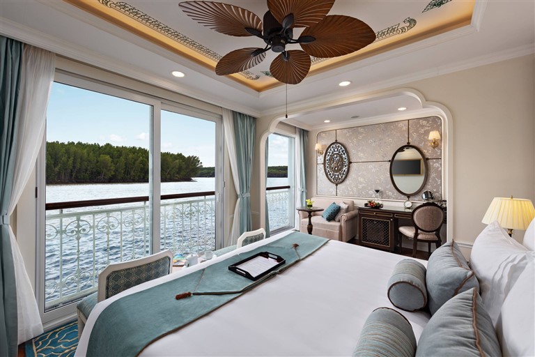 Phòng nghỉ của du thuyền Sài Gòn - Mekong Jewel đều có cửa sổ lớn hướng ra phía biển tận dụng tối đa nắng và gió. 