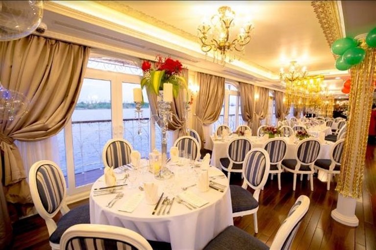 Không gian nhà hàng mang đậm phong cách châu Âu cổ điển, vô cùng sang trọng và quý phái tại du thuyền sài gòn. 