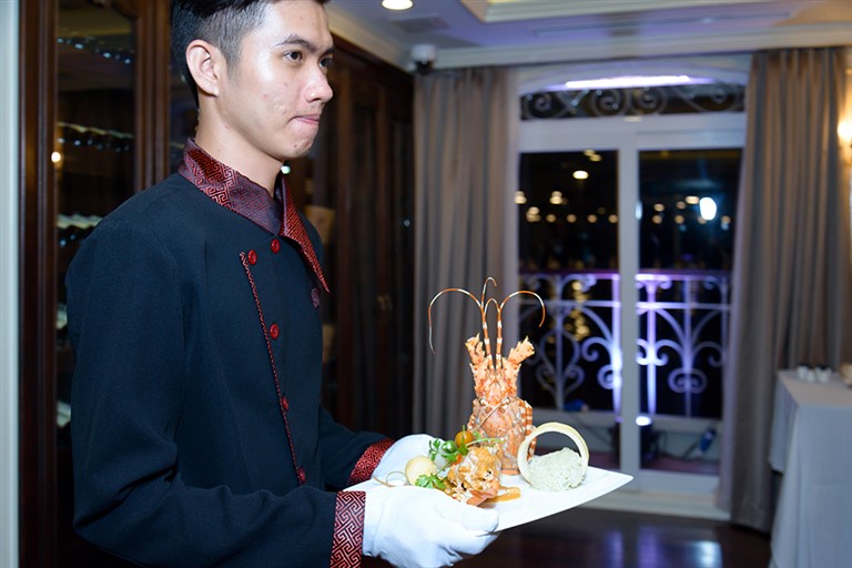 Nhân viên nhà hàng du thuyền sài gòn thân thiện, hoà đồng, hỗ trợ khách hàng chu dáo và tận tình. 