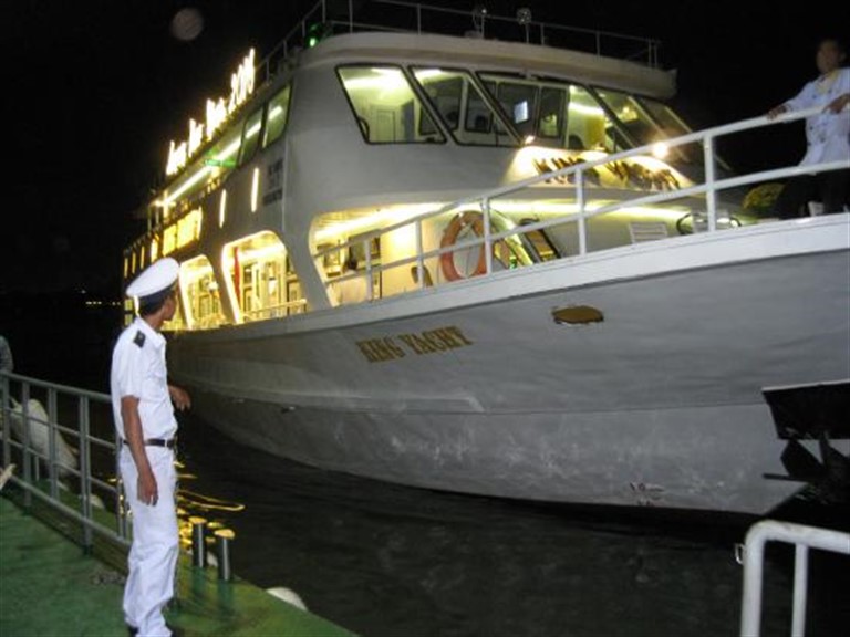 Du thuyền Sài Gòn - King Yacht sở hữu đội ngũ thuỷ thủ có nhiều năm kinh nghiệm, luôn đặt sự an toàn của hành khách lên hàng đầu.