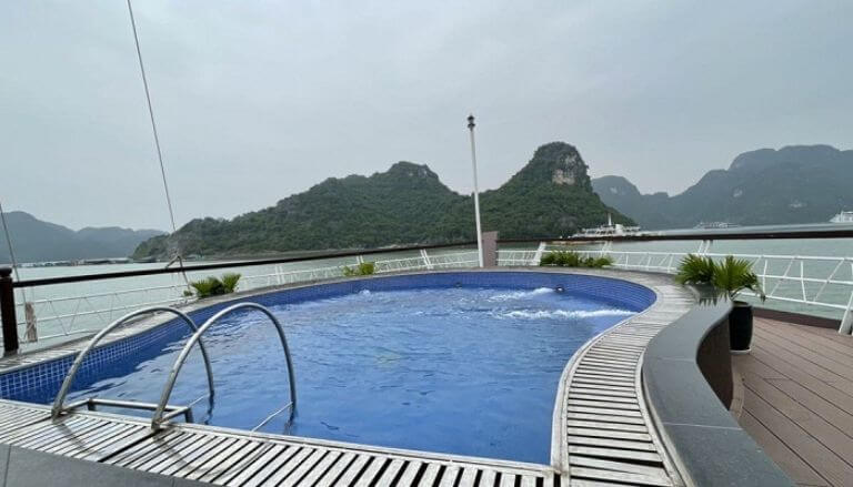 Du thuyền có khu vực bể bơi sang trọng tạo cho du khách những khoảnh khắc nghỉ dưỡng tuyệt vời