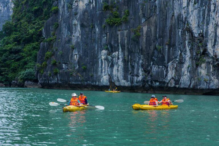 Chèo thuyền Kayak là một hoạt động thú vị mà du khách không nên bỏ lỡ