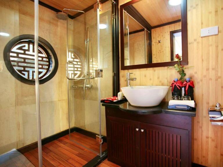 Nhà vệ sinh và khu vực tắm được thiết kế tinh tế, cách nhau bởi cửa kính trong suốt