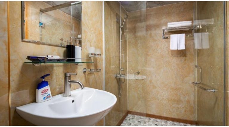 Phòng tắm có thiết kế mở, luôn sáng sủa và sạch sẽ của Du thuyền Venezia. 
