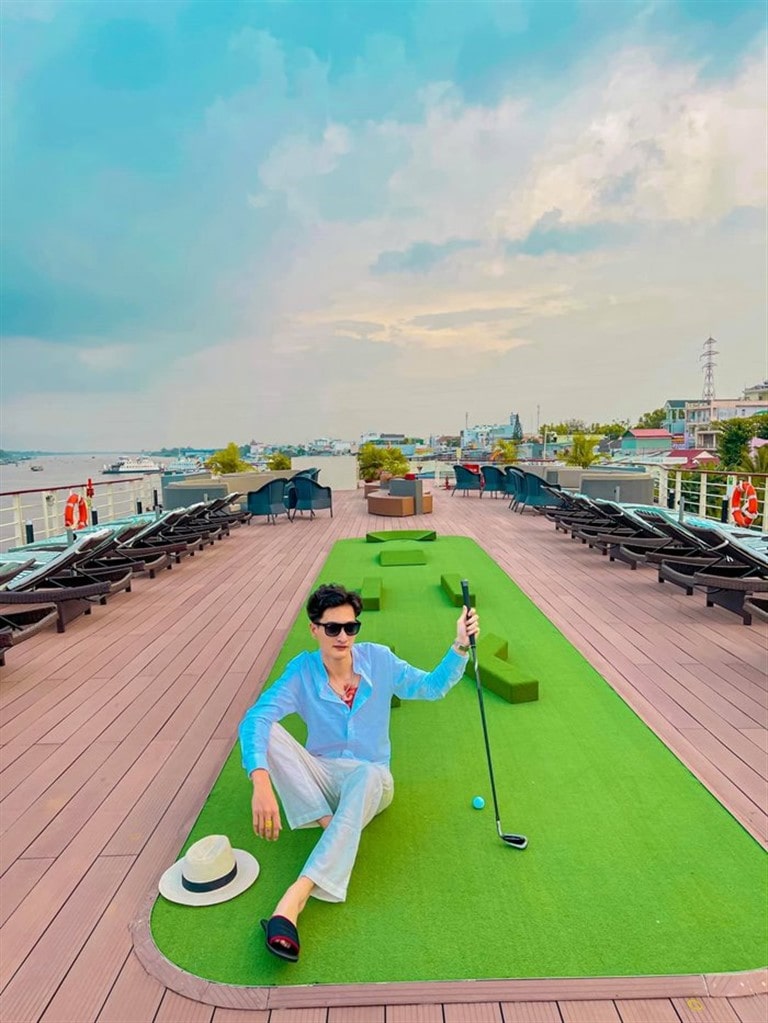Du thuyền Victoria Mekong có một sân golf mini đặt trên tầng cao nhất.