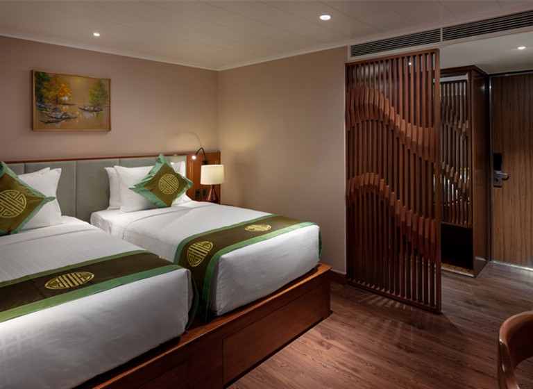 Hạng phòng River Deck có 2 giường đơn và 1 giường đôi cỡ lớn phù hợp với nhiều đối tượng khách hàng.