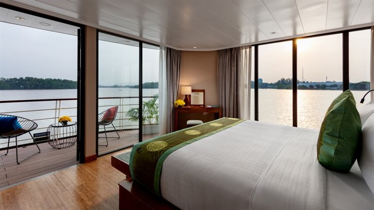 Toàn cảnh căn phòng cao cấp nhất du thuyền Victoria Mekong - VIP Suite sang trọng, tinh tế. 
