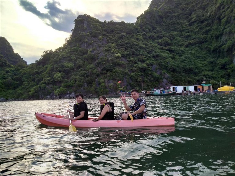 Du khách tham gia chèo thuyền kayak đi khám phá vẻ đẹp của các hòn vịnh nơi đây. 