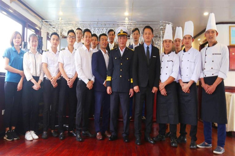 Đội ngũ nhân viên và thuyền trưởng chuyên nghiệp, giàu kinh nghiệm của du thuyền Halong Silversea Cruise. 