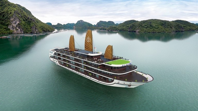 Du thuyền La Regina Legend được coi là kiệt tác triệu đô giữa muôn vàn các du thuyền vịnh Lan Hạ.