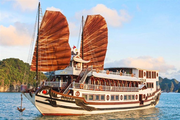 Du thuyền Vịnh Lan Hạ - Royal Palace Cruise là con thuyền có thời gian hoạt động lâu nhất tại đây. 