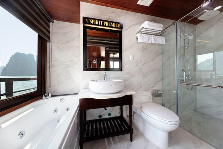 Khu cục tắm và vệ sinh sạch sẽ, thông thoáng giúp du khách vừa thư giãn vừa ngắm cảnh Hạ Long