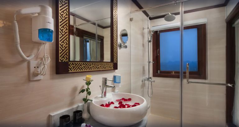 Deluxe Cabin còn có phòng tắm riêng với vòi sen phun mưa cố định