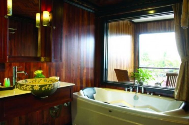 Vị trí bồn tắm sục được đặt ngay cạnh cửa sổ ban công sẽ giúp bạn có thời gian thư giãn sảng khoái 
