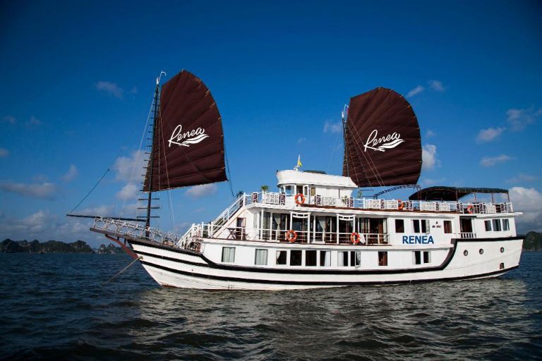 Renea mang một thiết kế theo đặc biệt theo phong cách tàu đánh cá  bằng gỗ truyền thống