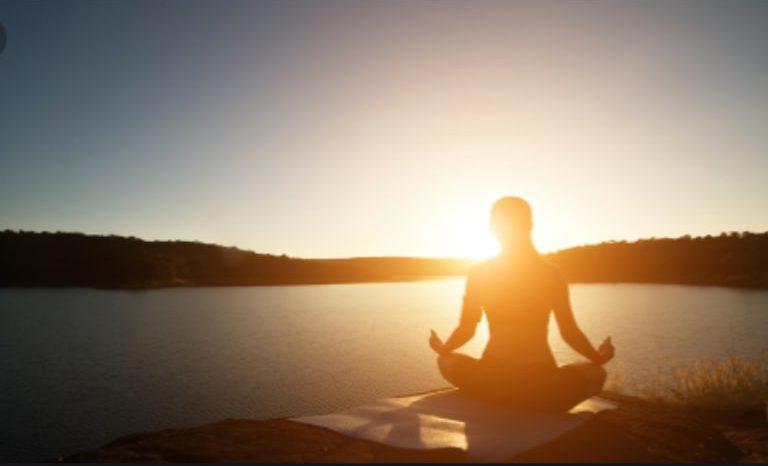 Tham gia lớp Yoga chào buổi sáng sẽ giúp bạn đánh thức tâm trí, khởi đầu ngày mới một cách tích cực và tràn đầy niềm vui