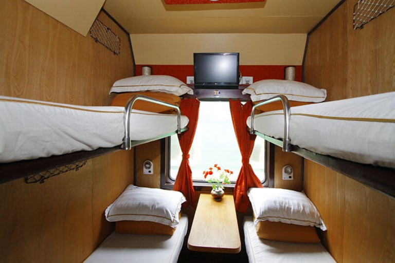 Nên chọn các khoang giường nằm khi di chuyển trên tuyến đường từ Nha Trang đến Huế để tránh mệt mỏi. 