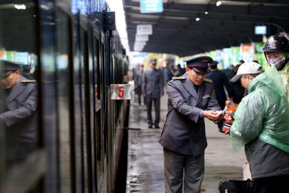 Nhân viên thân thiện, nhiệt tình, sẵn sàng hỗ trợ, giải đáp thắc mắc của hành khách trên tàu SE6.