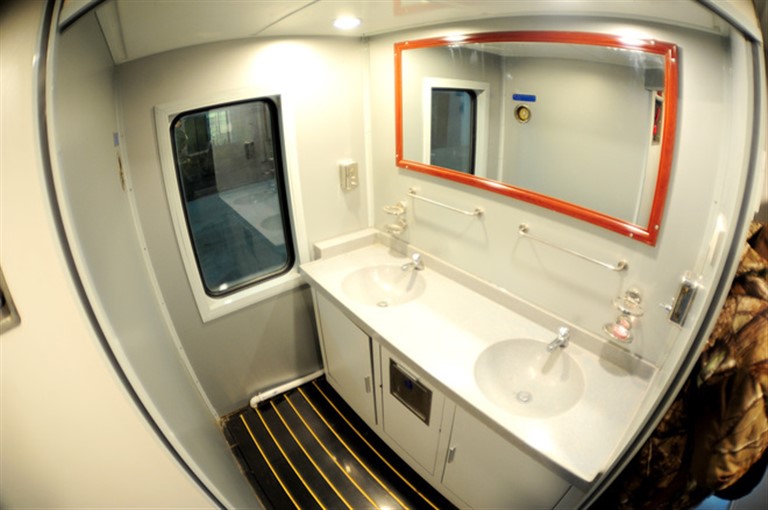 Nhà vệ sinh trên tàu cũng được cải tạo hiện đại, thân thiện với môi trường. 
