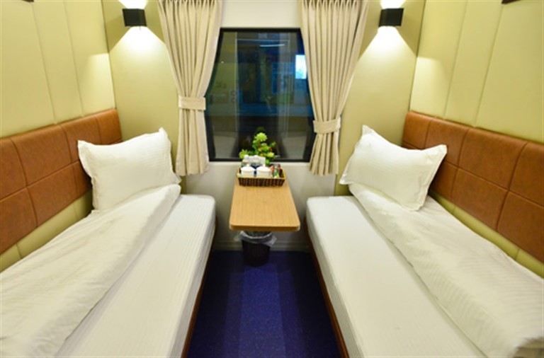 Không gian hiện đại, sang trọng và lịch sự bên trong khoang 2 giường Vip của tàu Nha Trang Nam Định SE2. 